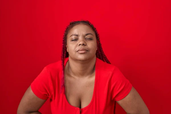 Mujer Afroamericana Con Pelo Trenzado Pie Sobre Fondo Rojo Con —  Fotos de Stock