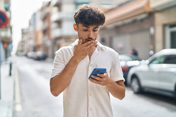 Genç Arap Adam Sokakta Sürpriz Bir Ifadeyle Akıllı Telefon Kullanıyor — Stok fotoğraf