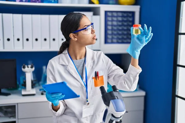 Young African American Woman Scientist Analysing Urine Test Tube Using — Stock Photo, Image