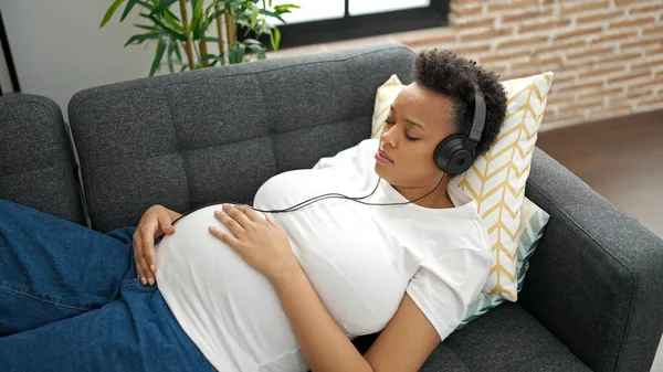 Jonge Zwangere Vrouw Luisteren Naar Muziek Slapen Bank Thuis — Stockfoto