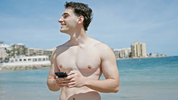 Jonge Spaanse Man Toerist Glimlacht Vol Vertrouwen Met Behulp Van — Stockfoto