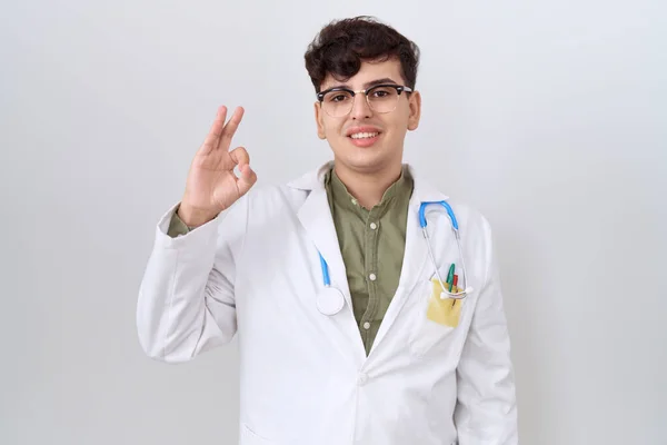 Pemuda Non Biner Mengenakan Seragam Dokter Dan Stetoskop Tersenyum Positif — Stok Foto