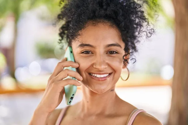 Mujer Hispana Joven Sonriendo Confiada Hablando Teléfono Inteligente Parque — Foto de Stock