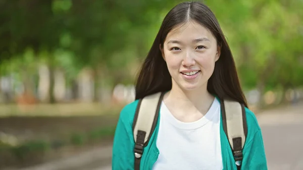 Ung Kinesisk Kvinna Turist Bär Ryggsäck Ler Mot Park — Stockfoto
