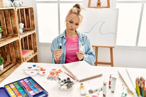 Młody Biały Kobieta Artysta Wybierając Kolor Pióro Sztuka Studio — Zdjęcie stockowe