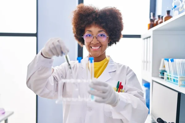 Laboratuvarda Test Tüpleri Tutan Afrikalı Amerikalı Kadın Bilim Adamı — Stok fotoğraf