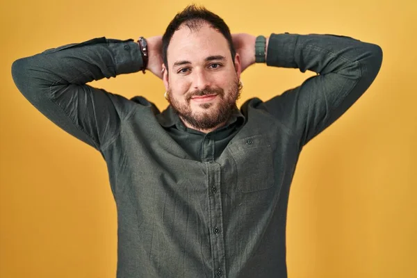 Velikost Hispánský Muž Vousy Stojící Nad Žlutým Pozadím Relaxační Protahování — Stock fotografie