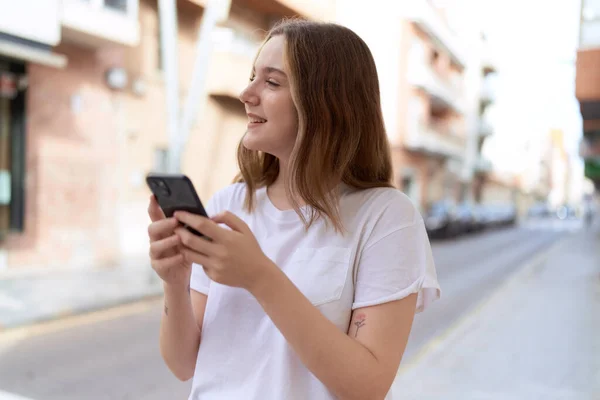 Νεαρή Καυκάσια Γυναίκα Χαμογελά Αυτοπεποίθηση Χρησιμοποιώντας Smartphone Στο Δρόμο — Φωτογραφία Αρχείου