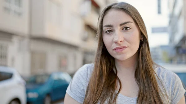Sokağın Ortasında Sakin Bir Ifadeyle Duran Genç Güzel Spanyol Kadın — Stok fotoğraf