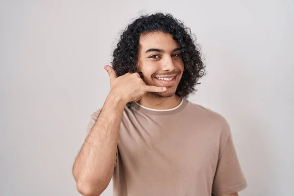 Homme Hispanique Avec Les Cheveux Bouclés Debout Sur Fond Blanc — Photo