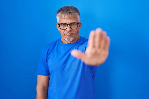 Homem Hispânico Com Cabelos Grisalhos Sobre Fundo Azul Fazendo Parar — Fotografia de Stock