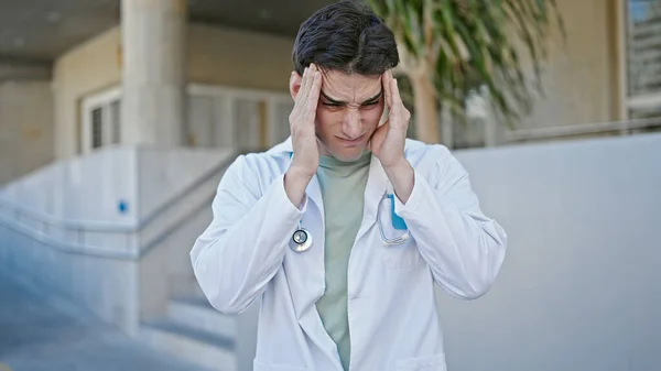 Junger Hispanischer Arzt Leidet Unter Kopfschmerzen Krankenhaus — Stockfoto