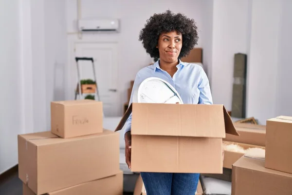 Kıvırcık Saçlı Siyah Bir Kadın Elinde Karton Bir Kutuyla Yeni — Stok fotoğraf