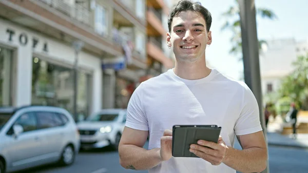 Jeune Homme Hispanique Souriant Confiant Utilisant Touchpad Rue — Photo