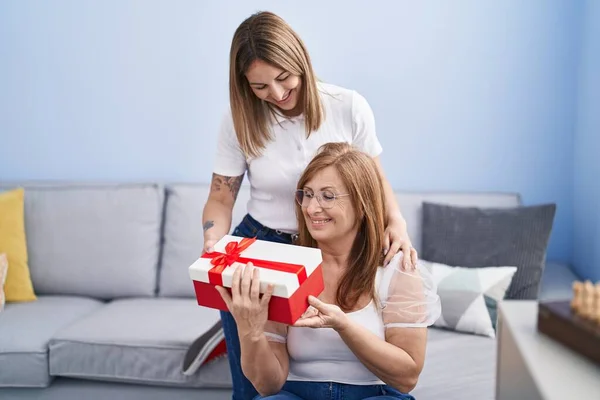 Mother Daughter Surprise Gift Hugging Each Other Home — Stock Photo, Image