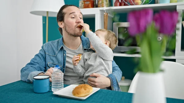 Ojciec Syn Przy Stole Jedzą Śniadanie Jadalni — Zdjęcie stockowe