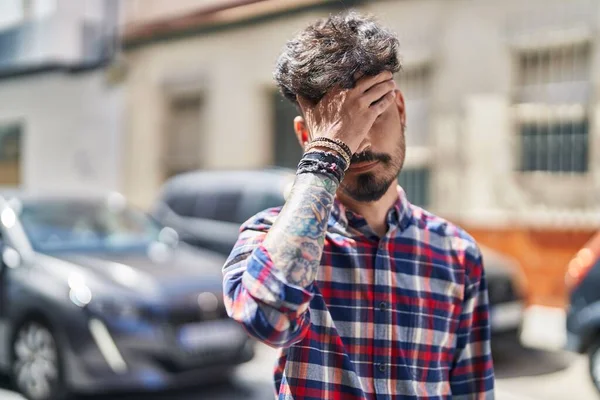 Sokakta Endişeli Bir Ifadeyle Duran Genç Bir Spanyol — Stok fotoğraf