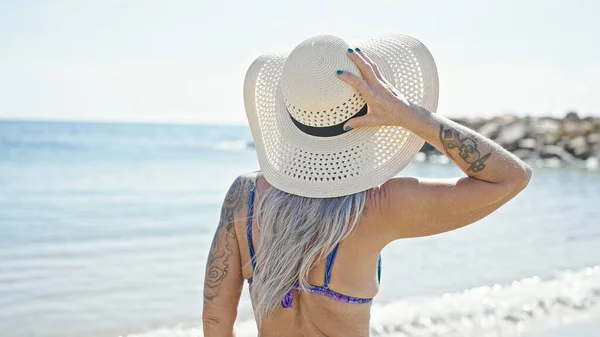 Mulher Cabelos Grisalhos Meia Idade Turista Vestindo Biquíni Chapéu Verão — Fotografia de Stock