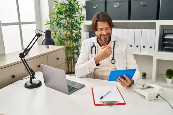 Middle Age Man Doctor Having Video Call Clinic — Stock Photo, Image