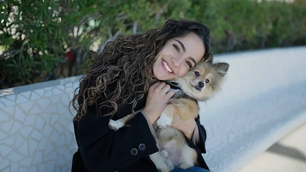 Mujer Hispana Joven Con Perro Sonriendo Confiado Sentado Banco Parque —  Fotos de Stock