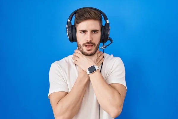 Hispanic Man Met Baard Luisteren Naar Muziek Met Een Koptelefoon — Stockfoto