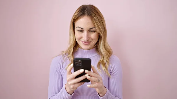 Jonge Mooie Spaanse Vrouw Met Behulp Van Smartphone Glimlachen Geïsoleerde — Stockfoto