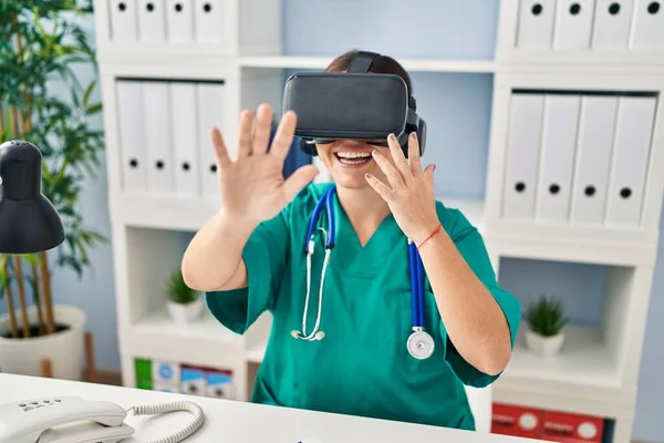 Jovem Bela Mulher Hispânica Médico Usando Óculos Realidade Virtual Clínica — Fotografia de Stock