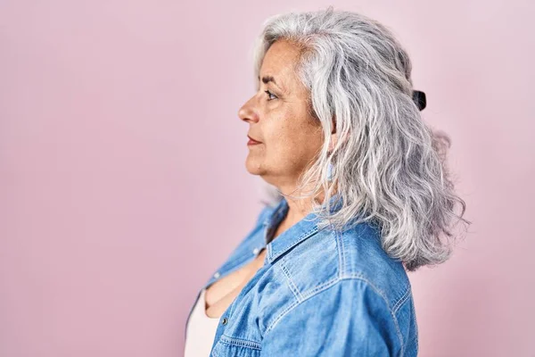 Middle Age Woman Grey Hair Standing Pink Background Looking Side — Stock Photo, Image