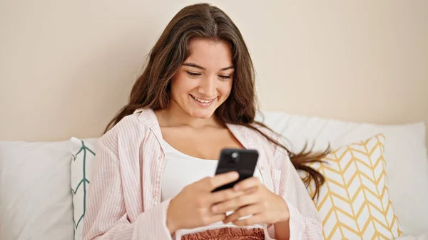 Ung Vacker Latinamerikansk Kvinna Använder Smartphone Sitter Sängen Sovrummet — Stockfoto