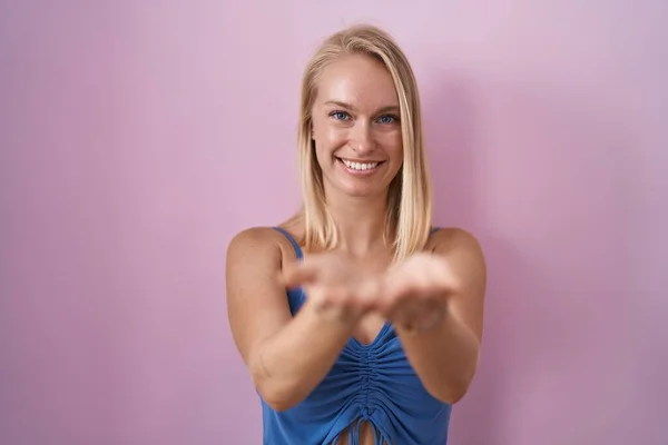 Young Caucasian Woman Standing Pink Background Smiling Hands Palms Together — Φωτογραφία Αρχείου