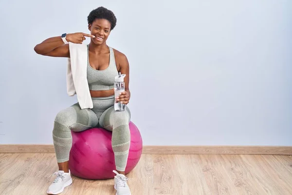Afrikansk Amerikansk Kvinna Sportkläder Sitter Pilates Boll Leende Glad Visar — Stockfoto