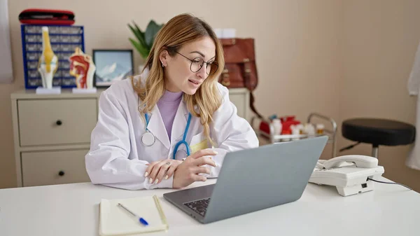 Young Beautiful Hispanic Woman Doctor Having Online Medical Consultation Clinic — Stock Photo, Image