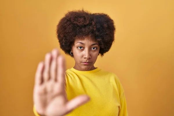 Joven Mujer Afroamericana Pie Sobre Fondo Amarillo Haciendo Dejar Cantar —  Fotos de Stock
