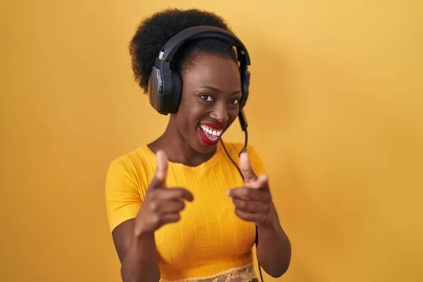 Afrikaanse Vrouw Met Krullend Haar Gele Achtergrond Met Een Koptelefoon — Stockfoto