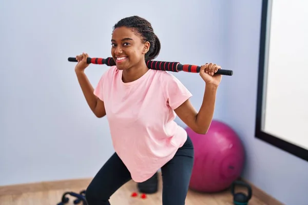 African American Woman Smiling Confident Training Legs Exercise Sport Center — Stock Photo, Image
