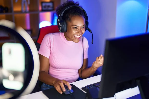 Африканская Американка Стример Играющая Видеоигру Выражением Победителя Игровой Комнате — стоковое фото