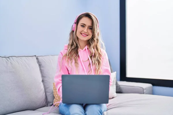 Young Woman Using Laptop Headphones Sitting Sofa Home — Stock Photo, Image