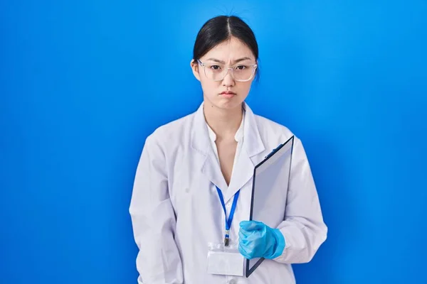 Čínská Mladá Žena Pracující Laboratoři Vědců Skeptická Nervózní Zamračená Kvůli — Stock fotografie