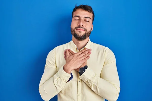 Bonito Homem Hispânico Sobre Fundo Azul Sorrindo Com Mãos Peito — Fotografia de Stock