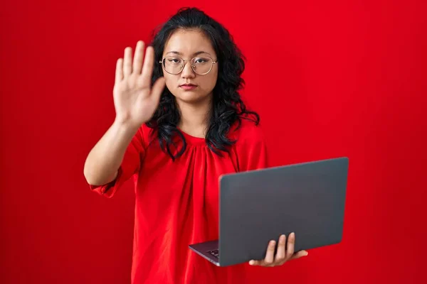 Asyalı Genç Bir Kadın Bilgisayar Bilgisayarı Kullanarak Çalışıyor Eli Açık — Stok fotoğraf
