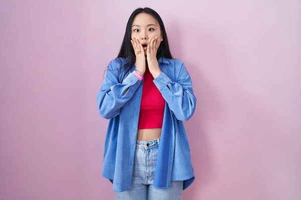 Jonge Aziatische Vrouw Staan Roze Achtergrond Bang Geschokt Verrassing Verbaasd — Stockfoto
