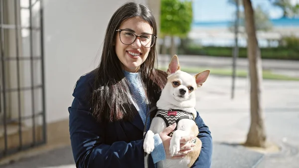 Jonge Spaanse Vrouw Met Chihuahua Hond Glimlachend Vol Vertrouwen Straat — Stockfoto