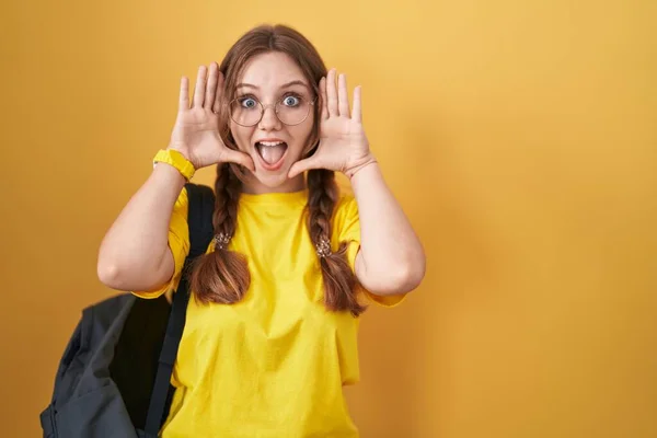 Młoda Kaukaska Kobieta Ubrana Studencki Plecak Żółtym Tle Uśmiechnięta Radosna — Zdjęcie stockowe