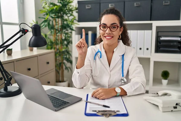 Ung Latinamerikansk Kvinna Bär Läkare Uniform Och Stetoskop Visar Och — Stockfoto