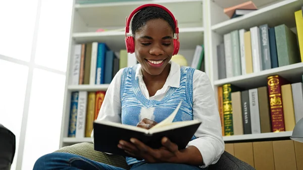 Étudiante Afro Américaine Écoutant Livre Lecture Musique Bibliothèque Universitaire — Photo