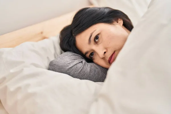 Молодая Китаянка Лежит Кровати Серьезным Выражением Лица Спальне — стоковое фото