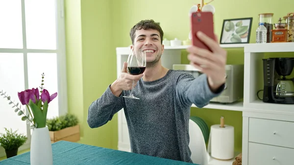 Joven Hispano Bebiendo Una Copa Vino Tomando Una Selfie Con —  Fotos de Stock