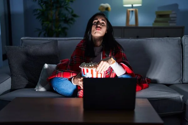 Hispanic Kvinna Äter Popcorn Titta Film Soffan Tittar Kameran Blåser — Stockfoto