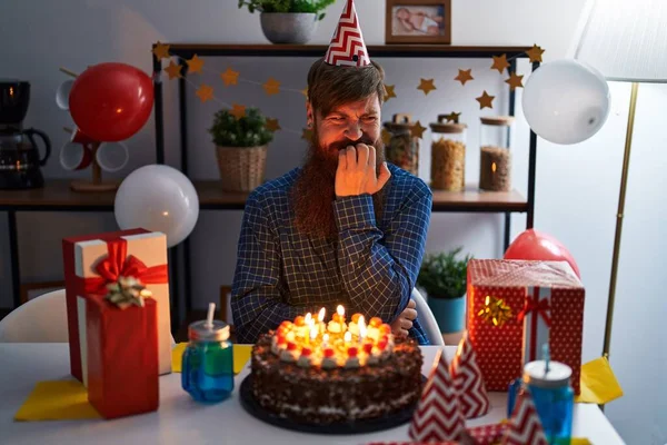 Fehér Férfi Hosszú Szakállal Ünnepli Születésnapját Nagy Csokitortát Tartva Stresszesnek — Stock Fotó