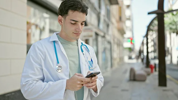 Młody Latynoski Lekarz Korzystający Smartfona Szpitalu — Zdjęcie stockowe